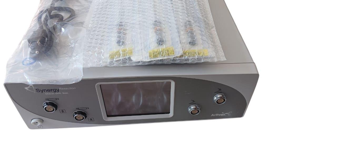 Shaver Arthrex Synergy Resection con su pieza de mano