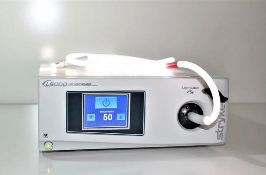 Fuente de luz stryker LED L9000 con cable de fibra óptica.